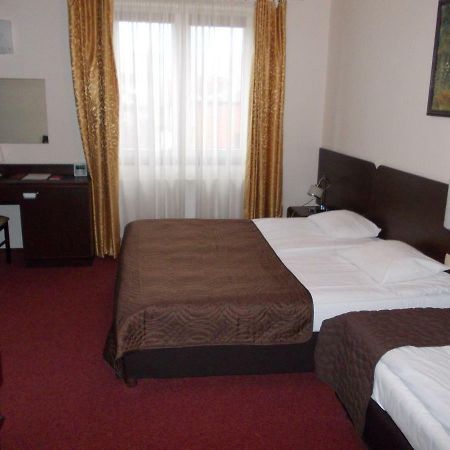 Hotel Pinocy Ledziny Exterior foto