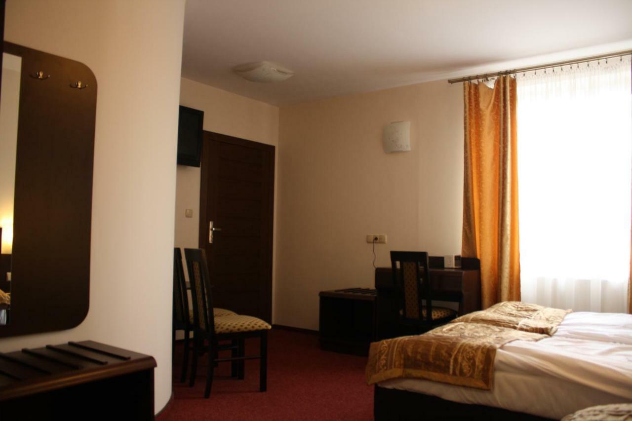 Hotel Pinocy Ledziny Exterior foto