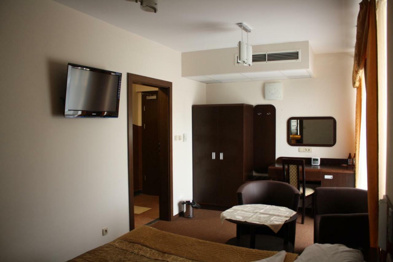 Hotel Pinocy Ledziny Exterior foto