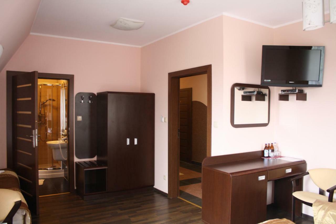Hotel Pinocy Ledziny Exterior foto