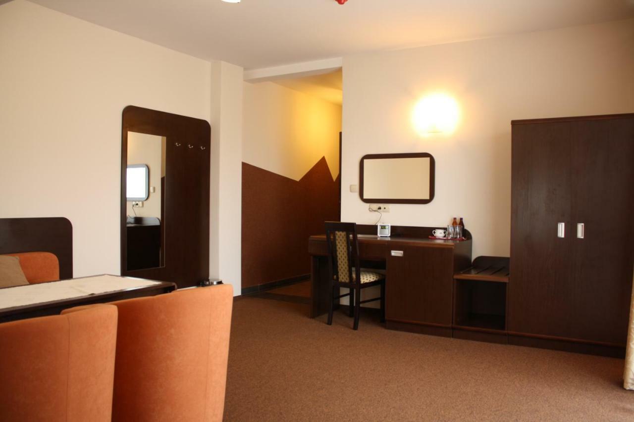 Hotel Pinocy Ledziny Exterior foto